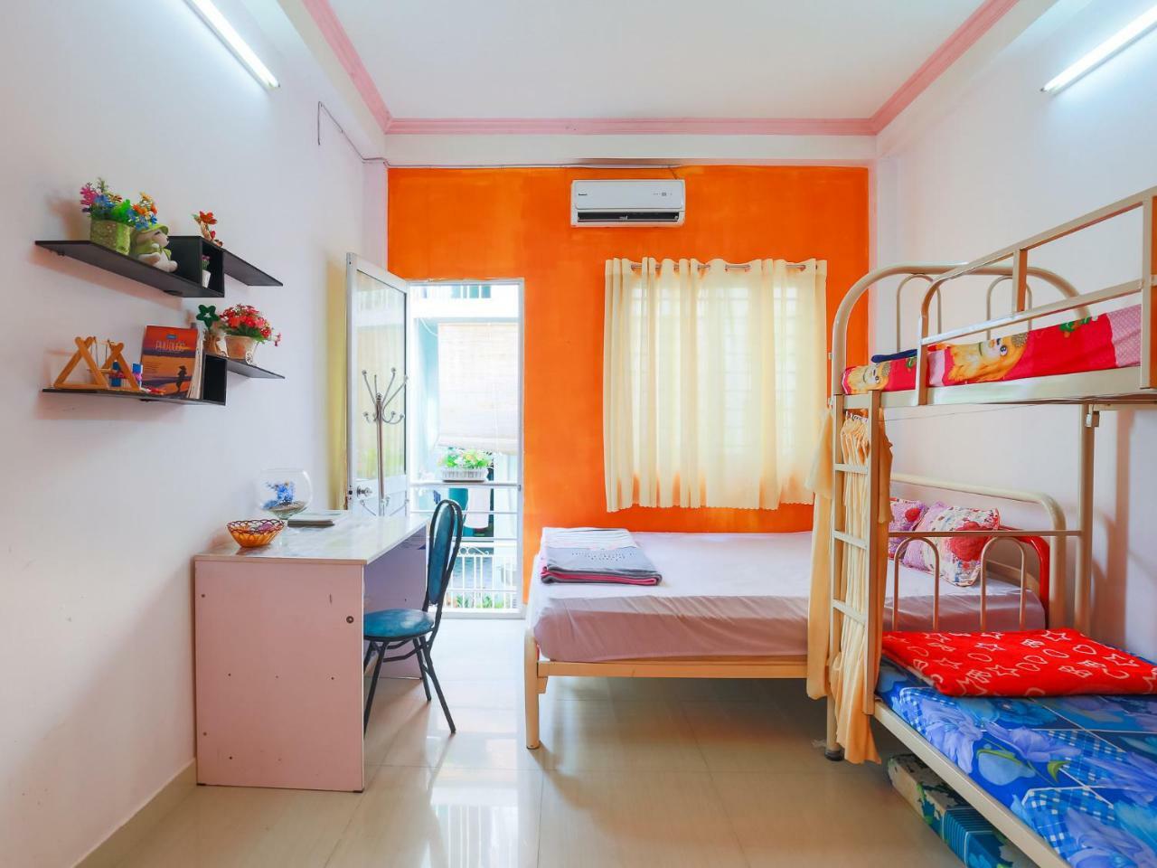 Color House Hostel Ho Chi Minh City Bagian luar foto