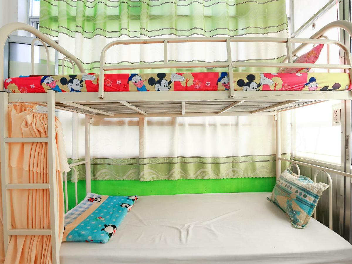 Color House Hostel Ho Chi Minh City Bagian luar foto